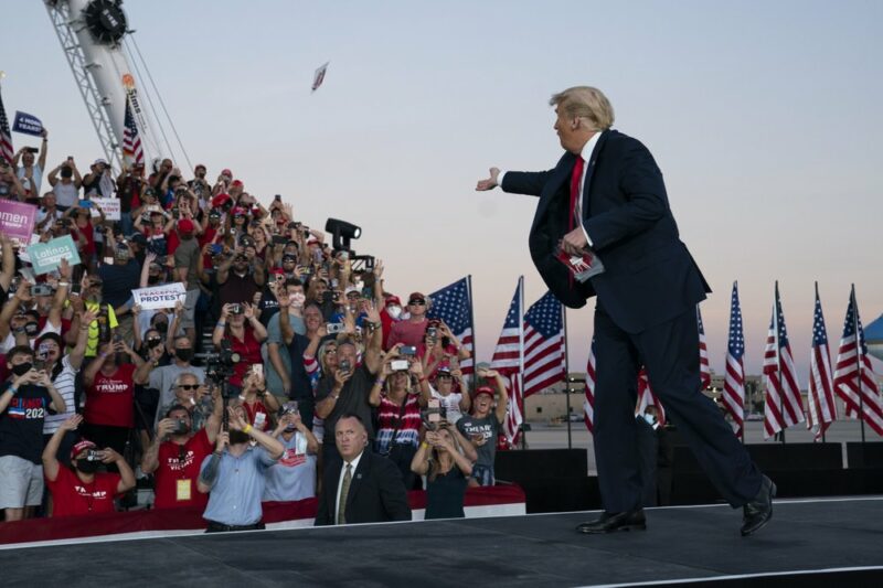 ВЕЛАТ ДЕКА СУМ ИМУН, БИ МОЖЕЛ СИТЕ ДА ВЕ БАКНАМ, КАЖА ТРАМП НА СВОЈОТ ПРВ МИТИНГ ПО ПОЗИТИВНИОТ ТЕСТ ЗА КОРОНАВИРУС