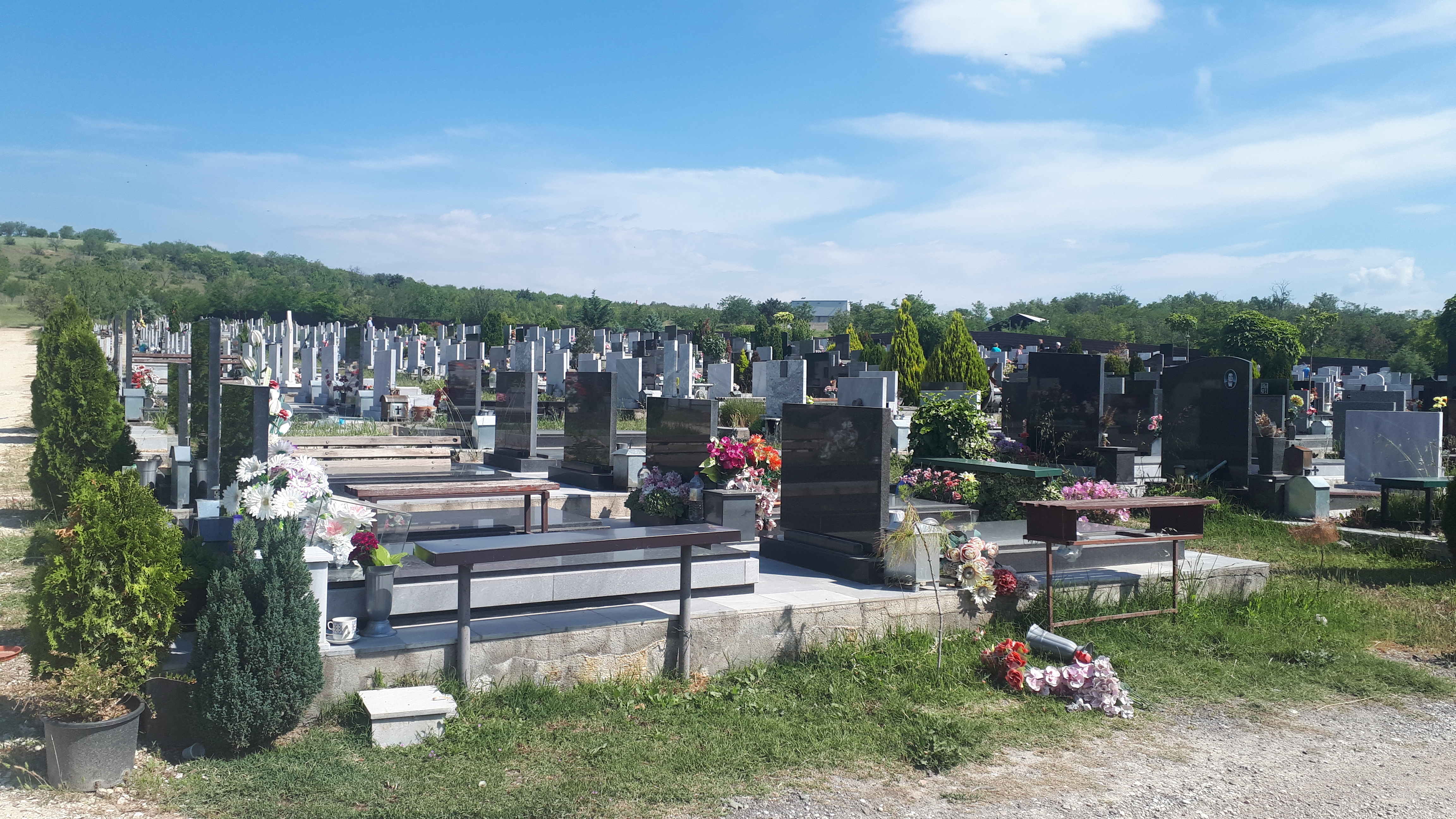 ЛАЖЕН ПОП ПЕЕЛ НА ГРОБИШТАТА ВО ЃОРЧЕ ПЕТРОВ ЗА ЗАДУШНИЦА ЛАЖЕН ПОП ПЕЕЛ НА ГРОБИШТАТА ВО ЃОРЧЕ ПЕТРОВ ЗА ЗАДУШНИЦА