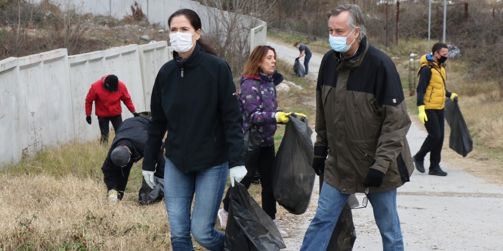 ГЕРМАНСКАТА АМБАСАДОРКА И ДРУГИ СТРАНЦИ ВОЛОНТЕРИ ГО ЧИСТЕА БРЕГОТ НА ВАРДАР ВО РИТАМОТ НА ДИСКО МУЗИКА