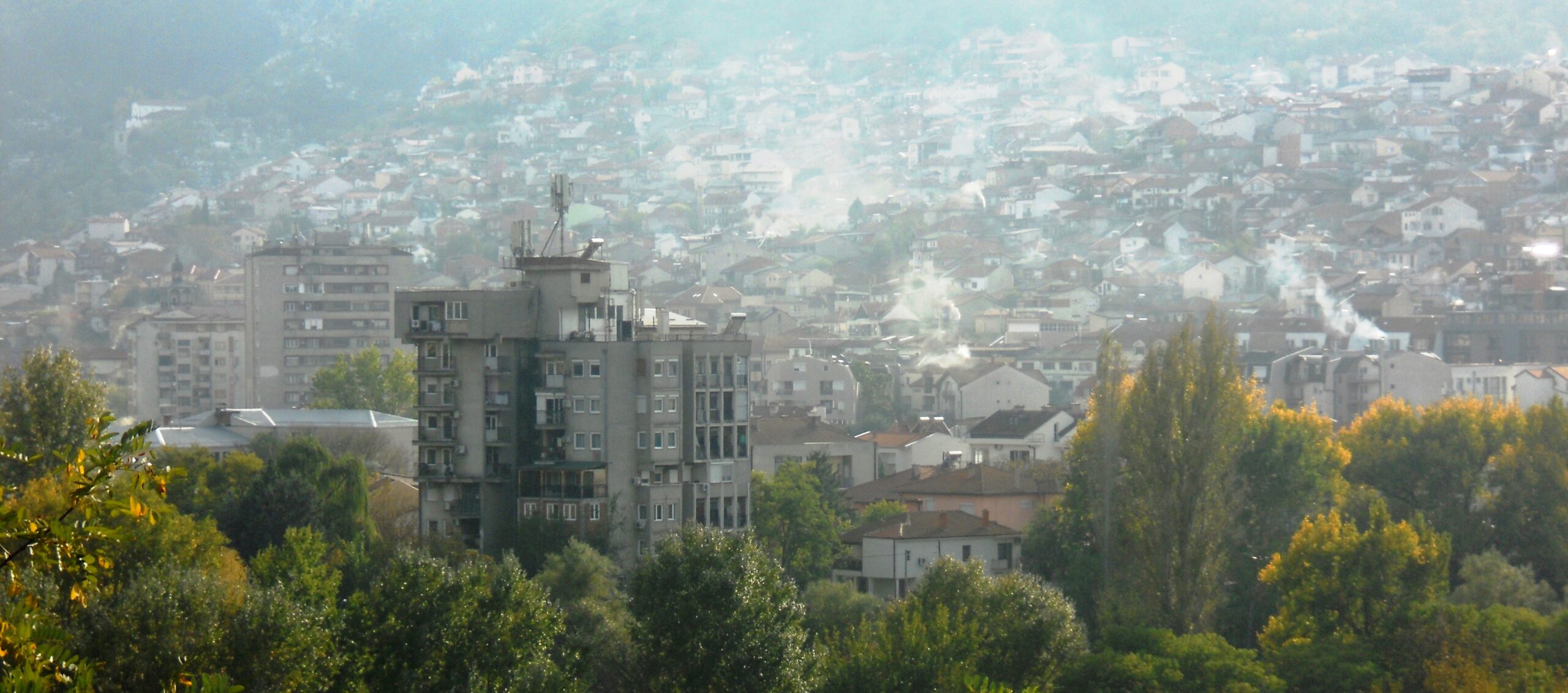 ГРЕЕЊЕТО ОД ДОМАЌИНСТВАТА ЈА ЗГОЛЕМИ ЗАГАДЕНОСТА НА ВОЗДУХОТ ВО ВЕЛЕС, ВО НОЕМВРИ 23 ДЕНА ВРЕДНОСТИТЕ БИЛЕ НАД ДОЗВОЛЕНОТО