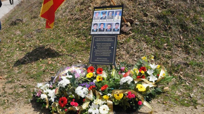 БРАНИТЕЛИТЕ ПОБАРАА ПРВИОТ ВИЦЕПРЕМИЕР ГРУБИ ДА СЕ ПОГРИЖИ ДА НЕ СЕ КРШИ СПОМЕН-ПЛОЧАТА НА ОСУМТЕ ВОЈНИЦИ УБИЕНИ ОД УЧК КАЈ ВЕЈЦЕ ПРЕД 20 ГОДИНИ