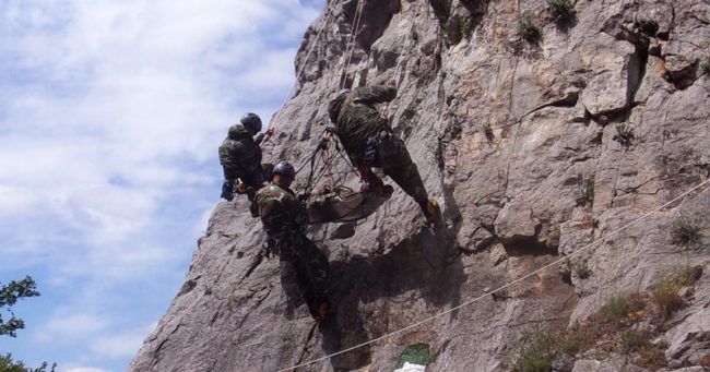 НА КАРПИТЕ КАЈ ДЕМИР КАПИЈА СЕ ВЕЖБАШЕ СПАСУВАЊЕ ПОВРЕДЕНИ, ПРОМОВИРАНА НОВАТА АЛПИНИСТИЧКА ОПРЕМА НА АРМИЈАТА