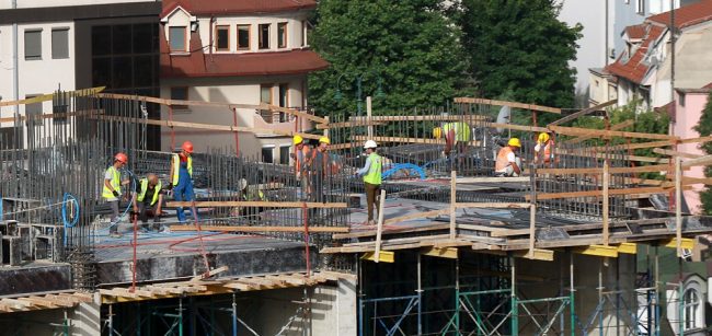 ЕДЕН ИНСПЕКТОР ГО КОНТРОЛИРА ГРАДЕЊЕТО ВО ЦЕЛА ДРЖАВА И ТОЈ ИСПОЛНУВА УСЛОВ ЗА ПЕНЗИЈА, ПРЕДУПРЕДИ ДЗР