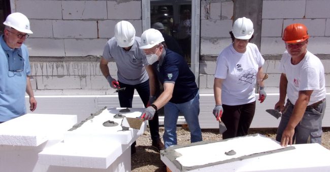 ВОЛОНТЕРИ ОД ЦЕЛ СВЕТ ПРЕКУ „ХАБИТАТ МАКЕДОНИЈА“ ГРАДАТ ЕНЕРГЕТСКО ЕФИКАСНИ СТАНОВИ ЗА СЕМЕЈСТВА СО НИСКИ ПРИХОДИ ВО ВЕЛЕС