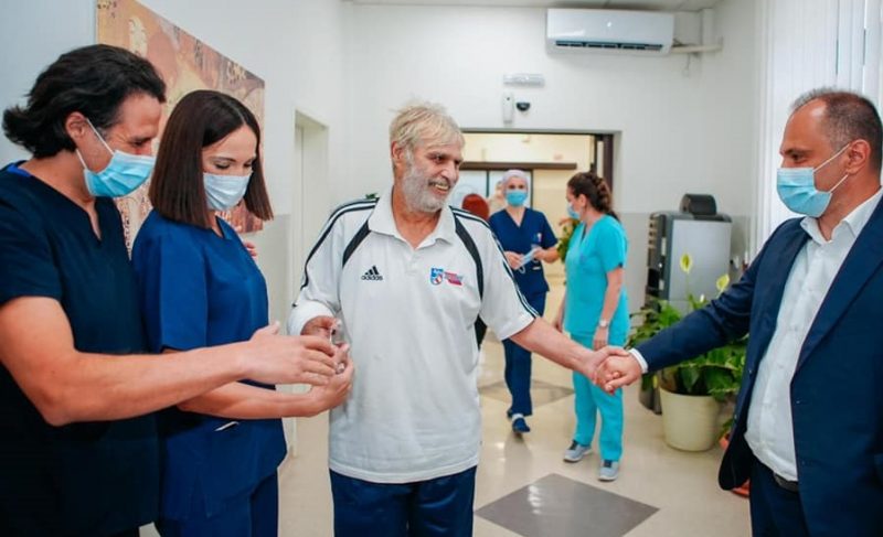 ДОЈДОВ СО ЕДНА, СИ ОДАМ СО ДВЕ РАЦЕ, МУ РЕКОЛ ЏАФЕР НА ТИМОТ ОД ПЛАСТИЧНА ХИРУРГИЈА ОТКАКО МУ БЕШЕ СПОЕНА ИСЕЧЕНАТА ПОДЛАКТИЦА