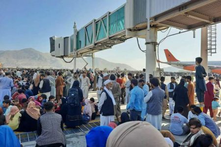 ПЕТМИНА ЗАГИНАТИ ВО ХАОСОТ НА АЕРОДРОМОТ ВО КАБУЛ