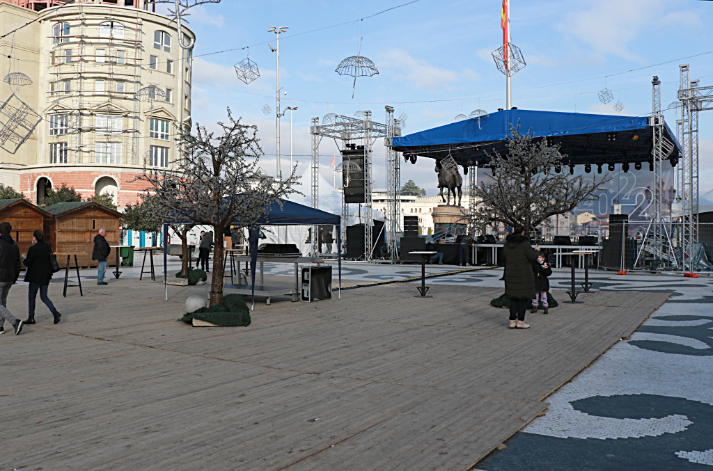 ЗА ПРВПАТ НА ПЛОШТАДОТ ВО СКОПЈЕ НЕ ДОЈДЕ ДЕДО МРАЗ И НЕМАШЕ НОВОГОДИШНА ПРОГРАМА ЗА ДЕЦА