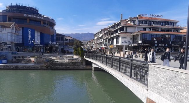 ГРАДОНАЧАЛНИКОТ ЌУРА АНГАЖИРАЛ ПРИВАТНА ФИРМА КОЈА ЌЕ ГО ИСПИТУВА ЗАГАДУВАЊЕТО НА ВОДАТА ВО СТРУГА, А ЗА ПРОБЛЕМОТ ЈА ОБВИНИ ПРЕТХОДНАТА ВЛАСТ