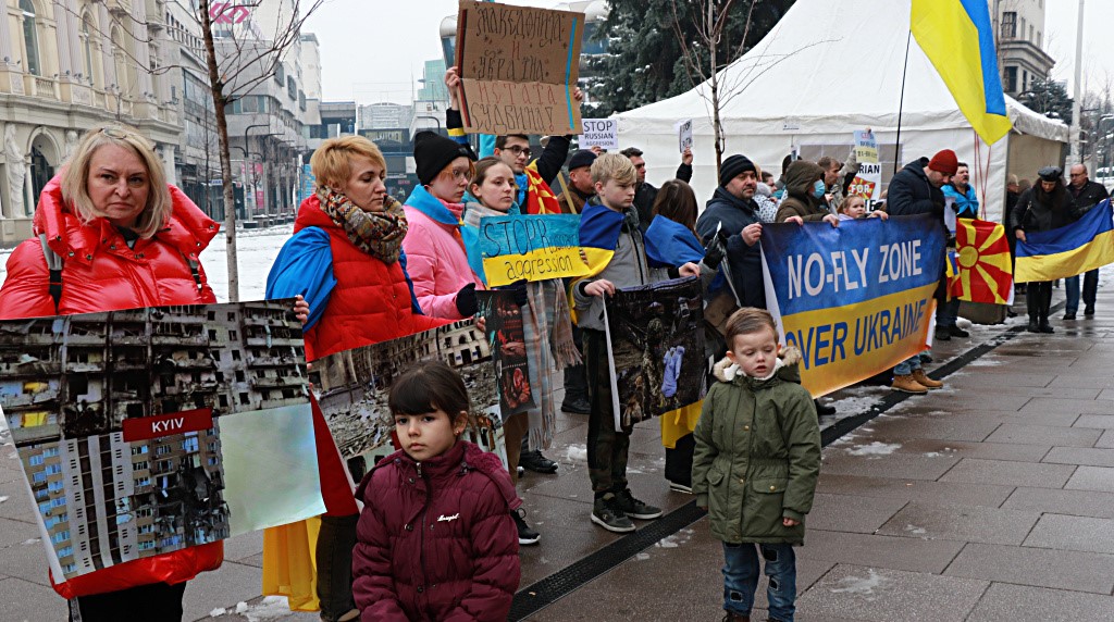 ДА СЕ ЗАТВОРИ ВОЗДУШНИОТ ПРОСТОР НАД УКРАИНА, ПОБАРАА УКРАИНЦИТЕ НА ПРОТЕСТОТ ВО СКОПЈЕ