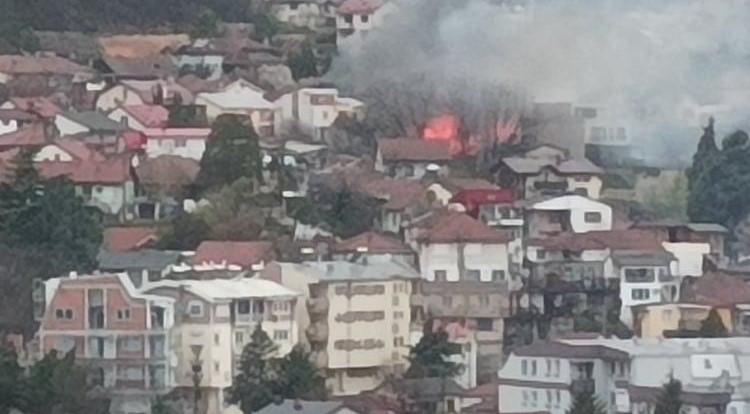 ГОРИ КУЌА ВО СКОПСКО ПРЖИНО, ТРИ ПОЖАРНИ И ДОЖД СЕ БОРАТ СО ОГАН ВО ГУСТО НАСЕЛЕН КВАРТ