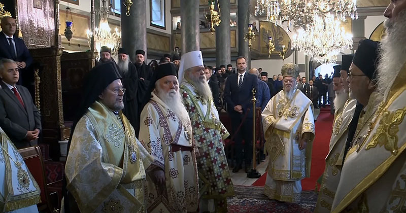 ПОГЛАВАРИТЕ НА МАКЕДОНСКАТА ЦРКВА И ВСЕЛЕНСКАТА ПАТРИЈАРШИЈА СО ПРВА ЗАЕДНИЧКА ЛИТУРГИЈА, ВО СОБОРНИОТ ХРАМ ВО ИСТАНБУЛ СЕ БОГОСЛУЖЕШЕ НА МАКЕДОНСКИ ЈАЗИК