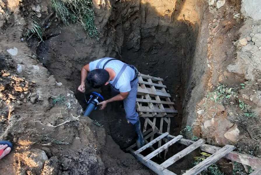 ДИВИ КОПАЧИ НА ПЛАДНЕ БАРАЛЕ ЗЛАТО ВО БАШИНО СЕЛО И ГО ОШТЕТИЛЕ ВОДОВОДОТ