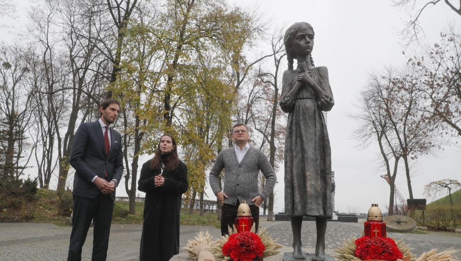 УКРАИНА ЈА ОДБЕЛЕЖА 90-ГОДИШНИНАТА ОД МАСОВНАТА ГЛАД ГЛАДОМОР И ЈА ОБВИНИ РУСИЈА ДЕКА ГИ КОРИСТИ ГЕНОЦИДНИТЕ ТАКТИКИ НА СТАЛИН