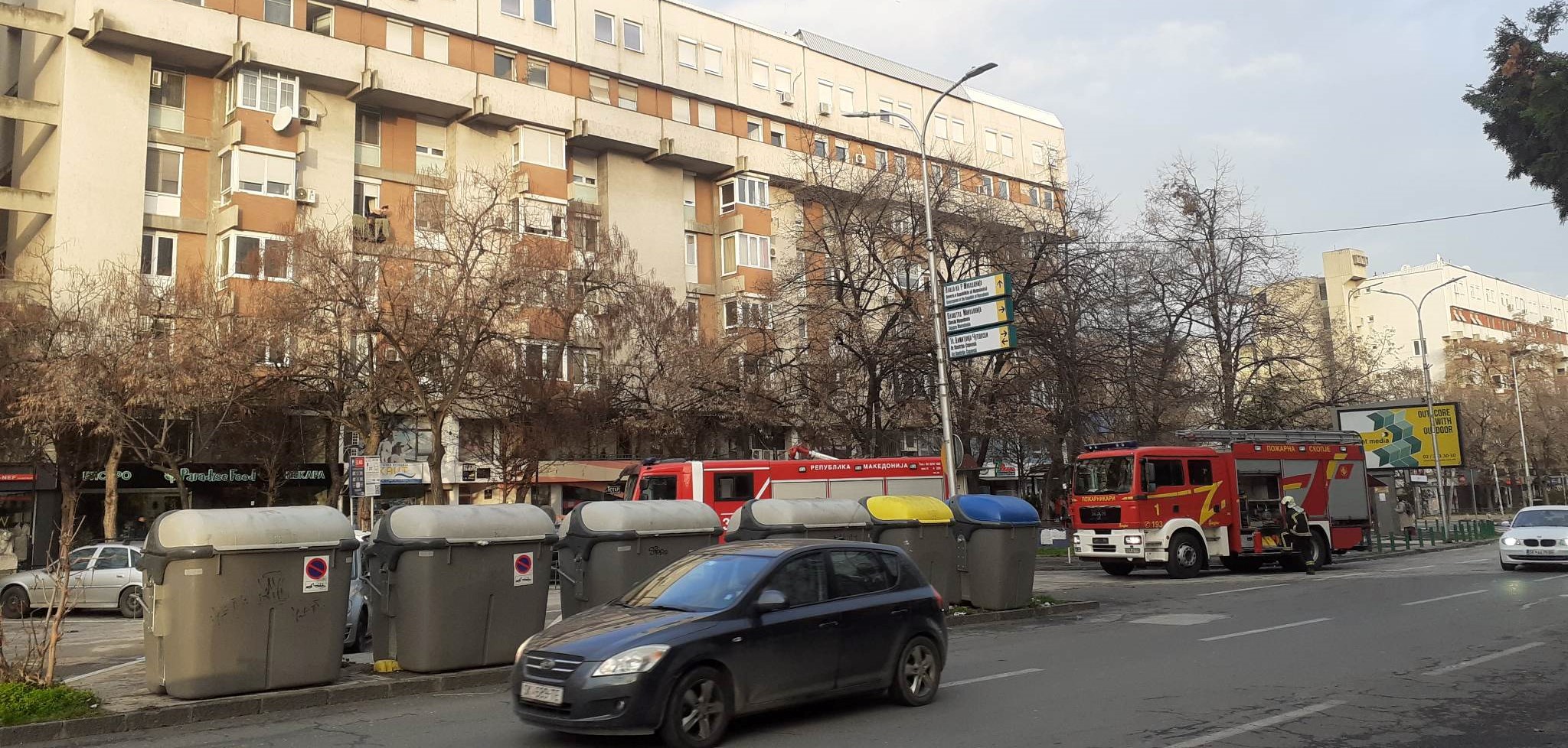 ПОЖАР ВО ГРАДСКИ ЅИД ВО СКОПЈЕ ОД ЗАПАЛЕНИ БРОИЛА, СТАНАРКА ОДНЕСЕНА ВО БОЛНИЦА ПОРАДИ ВДИШАН ЧАД