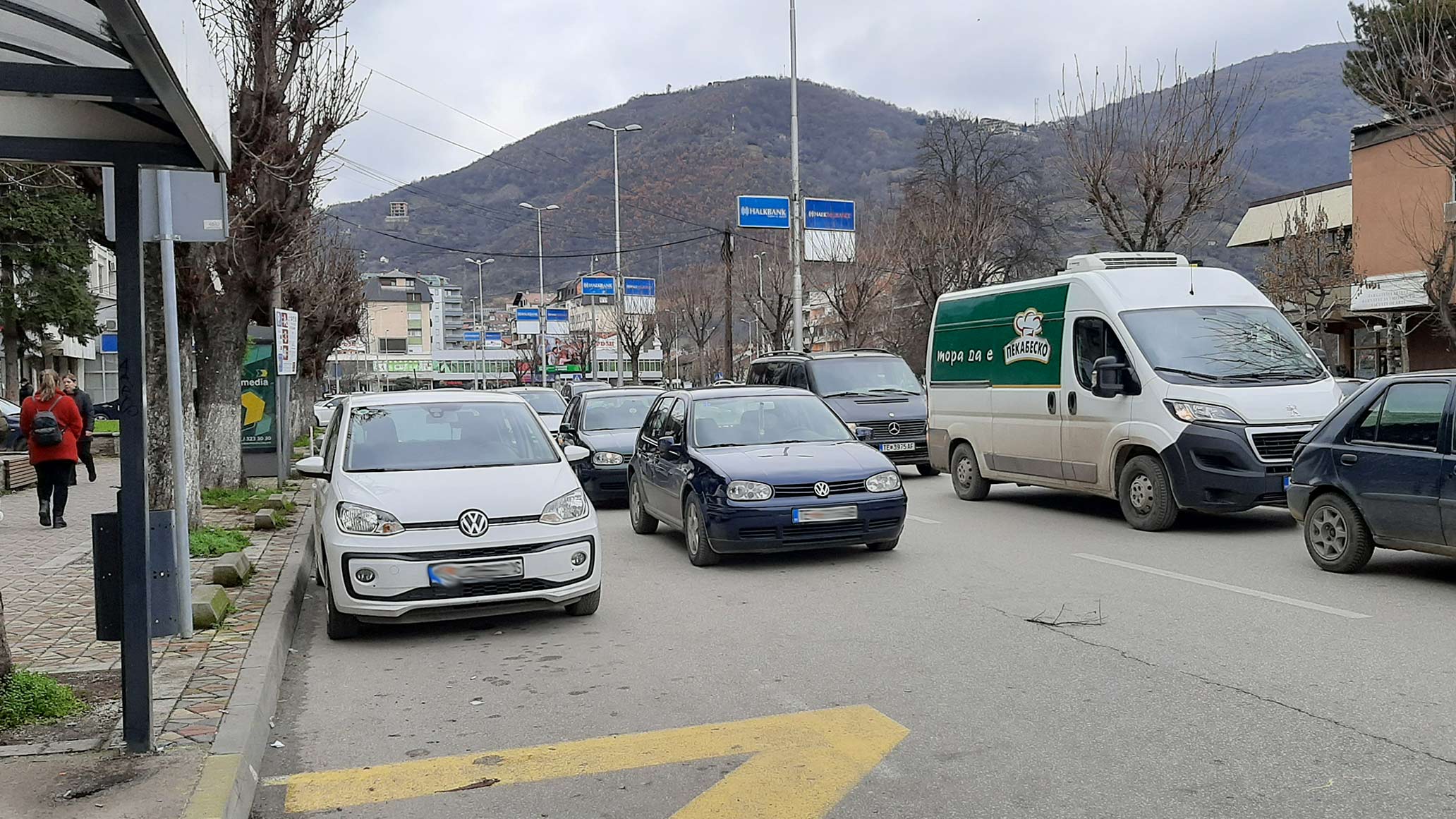 ДВОЈНОТО ПАРКИРАЊЕ ПО УЛИЦИТЕ Е ГЛАВНA ПРИЧИНА ЗА СООБРАЌАЈНИОТ ХАОС ВО ТЕТОВО