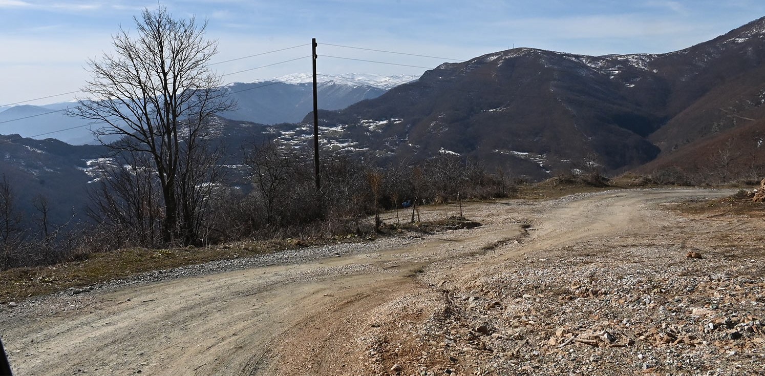 СЕЛОТО ЛУКОВИЦА УШТЕ НЕМА АСФАЛТИРАН ПАТ, ОД ВЛАДАТА ДОБИ ПАРИ ЗА ПОЛА ДЕЛНИЦА