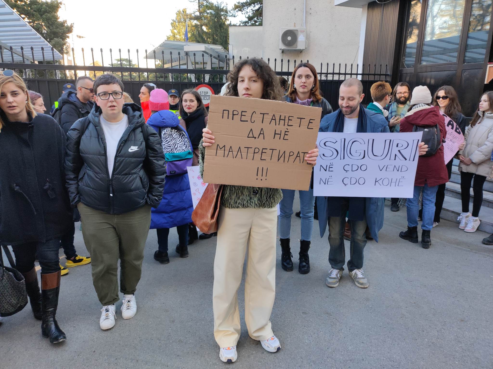 СЕКСУАЛЕН НАПАД НЕ МОЖЕ ДА СЕ ТРЕТИРА КАКО НЕДОЛИЧНО ОДНЕСУВАЊЕ, КАЖАА НА ПРОТЕСТОТ ПРОТИВ РОДОВО БАЗИРАНО НАСИЛСТВО ПРЕД МВР