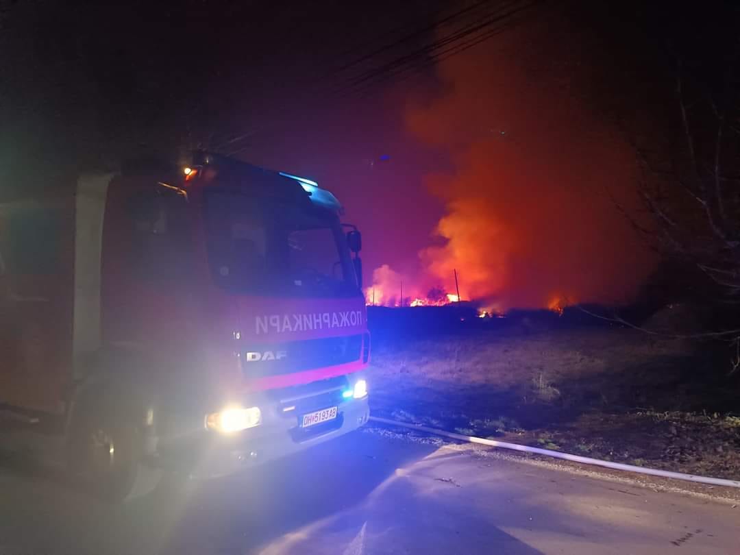 ГОЛЕМА ПОВРШИНА СО ТРСКА ИЗГОРЕ ВО ВЧЕРАШНИОТ ПОЖАР ВО ОХРИДСКО, ЗАГРОЗЕНИ БИЛЕ И ПРИВАТНИ КУЌИ