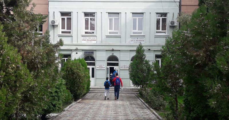 ОД КУМАНОВСКИТЕ УЧИЛИШТА ВО ОВАА УЧЕБНАТА ГОДИНА СЕ ОТПИШАЛЕ 235 УЧЕНИЦИ, 182 СЕ ПРЕСЕЛИЛЕ ВО СТРАНСТВО, 53 ВО ДРУГИ ОПШТИНИ