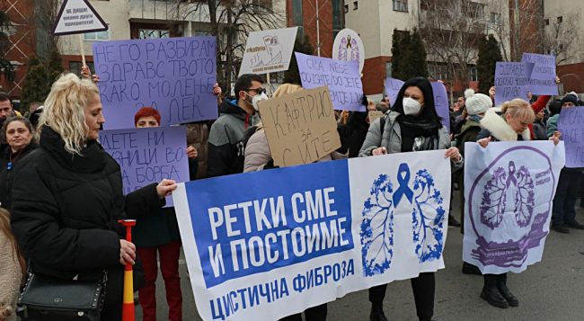 ПОЧИНА ПАЦИЕНТ СО ЦИСТИЧНА ФИБРОЗА, ЧЕКАЈЌИ ДРЖАВАТА ДА ГИ СМЕНИ ЗАКОНИТЕ И ДА ГО НАБАВИ ЛЕКОТ „ТРИКАФТА“