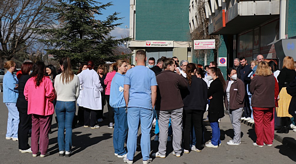 ЦЕЛО ЈАВНО ЗДРАВСТВО УТРЕ НА ПОЛУЧАСОВЕН ПРОТЕСТ, ОСВЕН КЛИНИЧКИОТ ЦЕНТАР