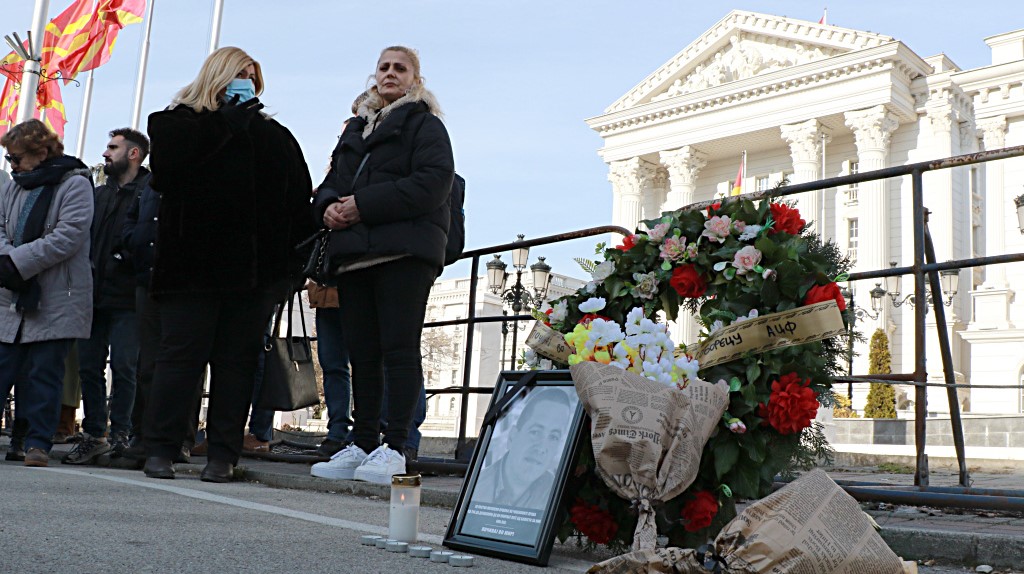 ЖАЛОСНО Е ВО 21. ВЕК ДА СЕ УМИРА ОД БОЛЕСТ ЗА КОЈА ИМА ЛЕК, БОЛНИТЕ ОД ЦИСТИЧНА ФИБРОЗА ЗАПАЛИЈА СВЕЌИ ПРЕД ВЛАДАТА ВО СПОМЕН НА ПОЧИНАТИОТ ИЛИЈЕВСКИ