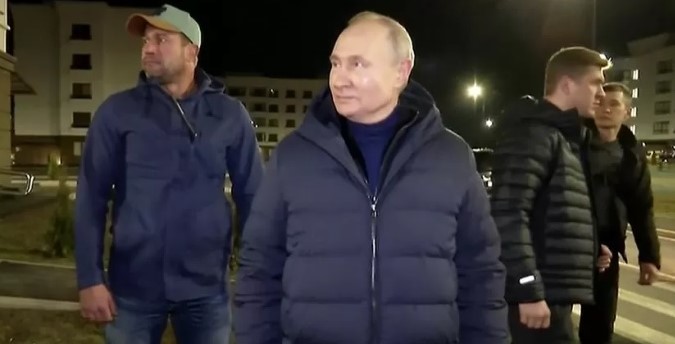 ПУТИН НЕНАДЕЈНО ДОЈДЕ ВО МАРИУПОЛ КОЈ РУСИЈА ГО РАЗУРНА И УБИ 20.000 ЖИТЕЛИ