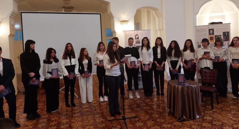 УЧЕНИЦИ ОД БИТОЛСКАТА ГОРНА ГИМНАЗИЈА ПРЕПЕАЈА ПЕСНИ ОД АЦО ШОПОВ НА СТРАНСКИ ЈАЗИЦИ И УЧИЛИШТЕТО ГИ ОБЈАВИ ВО ЗБИРКА