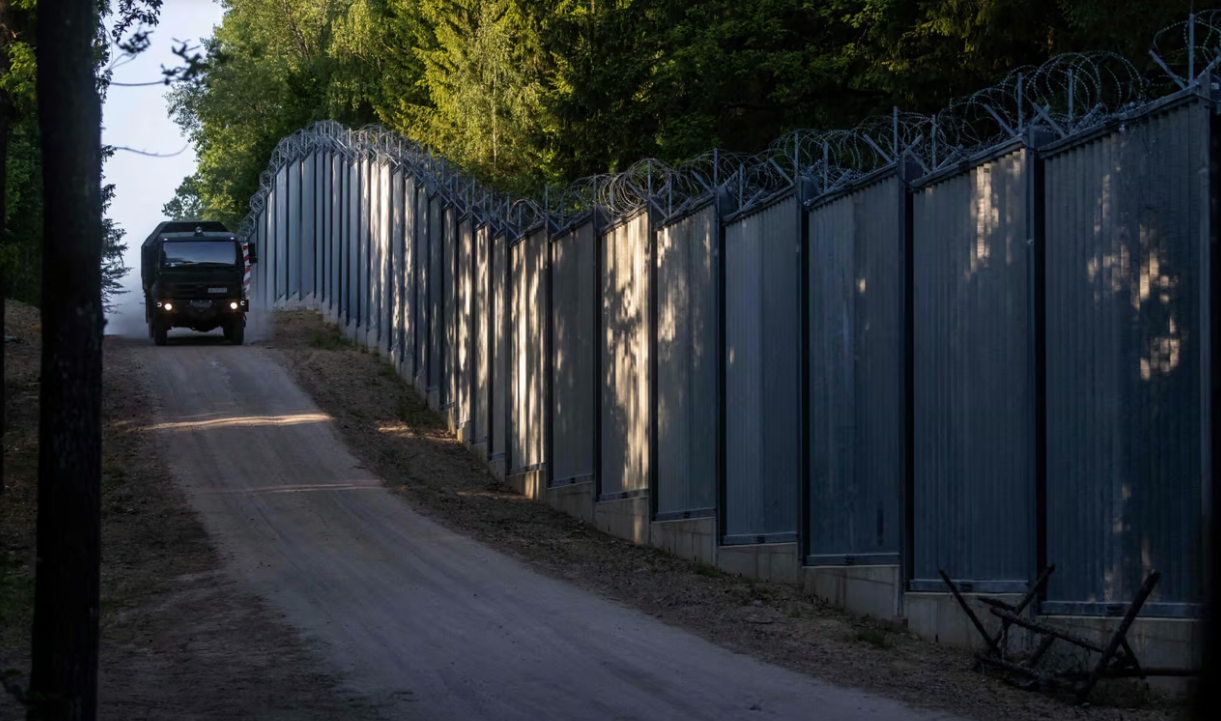 ПОЛСКА ЌЕ ИСПРАТИ УШТЕ 500 ПОЛИЦАЈЦИ ДА ЈА ЧУВААТ ГРАНИЦАТА СО БЕЛОРУСИЈА