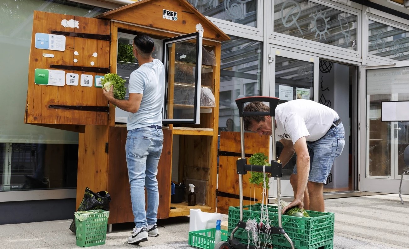 ЖЕНЕВА ПОСТАВУВА ФРИЖИДЕРИ ЗА БЕСПЛАТНИ ПРОДУКТИ КОИ БРЗО СЕ РАСИПУВААТ, СО ЦЕЛ ДА СЕ НАМАЛИ ОТПАДОТ НА ХРАНА