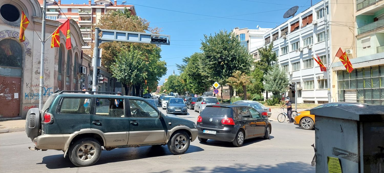 ДВАЈЦА МАЖИ ПРЕТЕПАЛЕ ГАЗДА НА ЗАТВОРЕНА КАФЕАНА ВО КУМАНОВО, ЗАШТО НЕ ИМ ОТВОРИЛ ДА СЕ ДОПИЈАТ