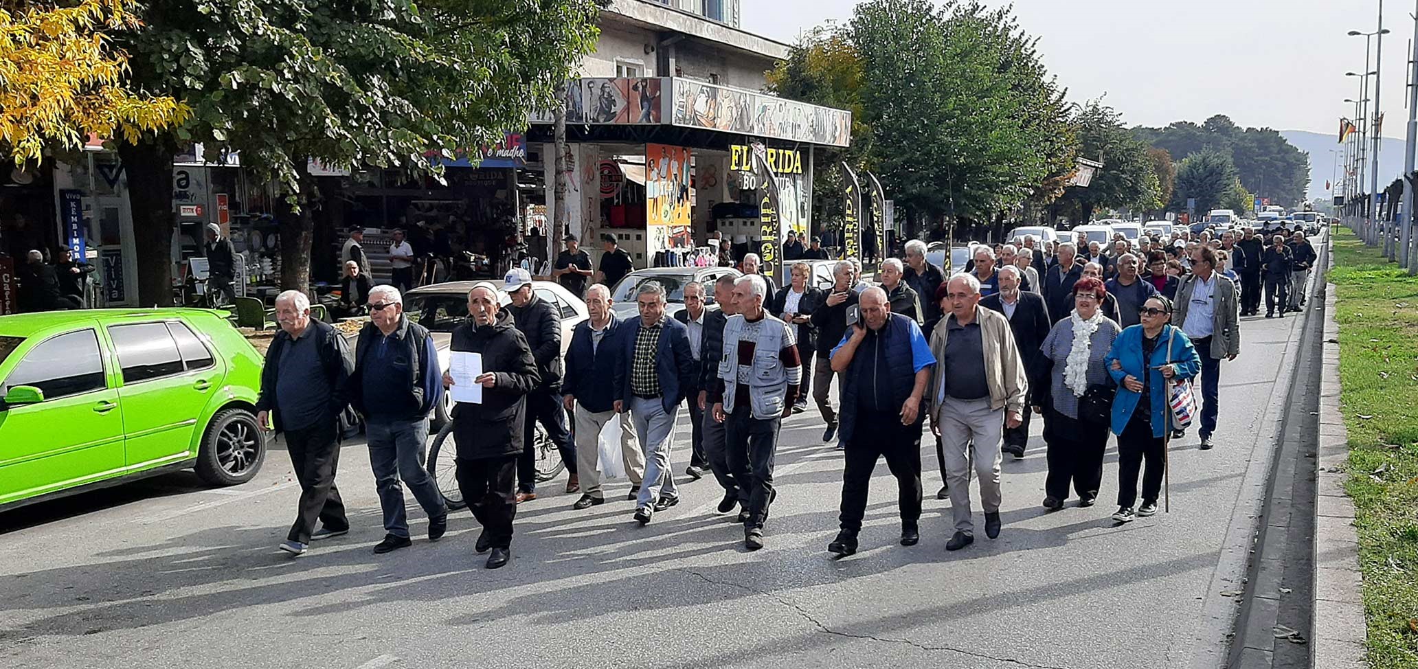 ПЕНЗИОНЕРИТЕ ОД ТЕТОВО СО ПРОТЕСТЕН МАРШ НИЗ УЛИЦИТЕ ПОБАРАА ЛИНЕАРНО ЗГОЛЕМУВАЊЕ НА ПЕНЗИИТЕ ЗА 5.000 ДЕНАРИ