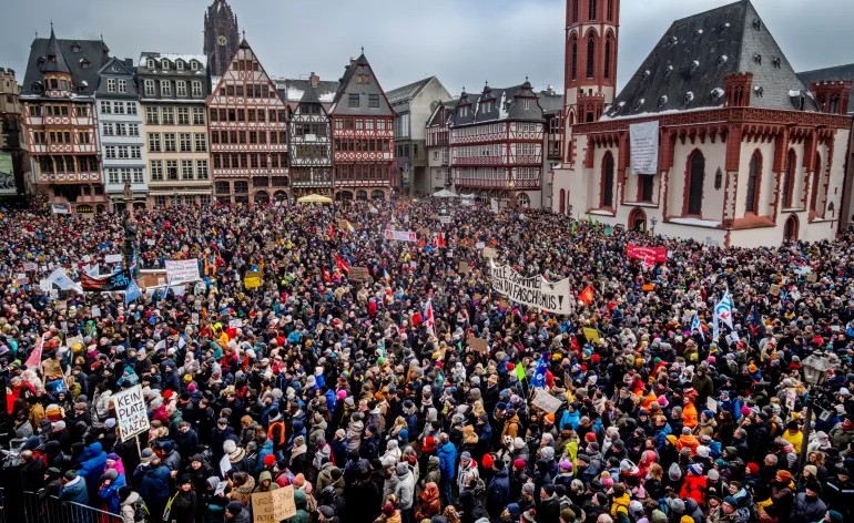 СТОТИЦИ ИЛЈАДИ ЛУЃЕ ВИКЕНДОВ ЈА БРАНЕА ДЕМОКРАТИЈАТА ВО ГЕРМАНИЈА НА ПРОТЕСТИ ПРОТИВ КРАЈНАТА ДЕСНИЦА