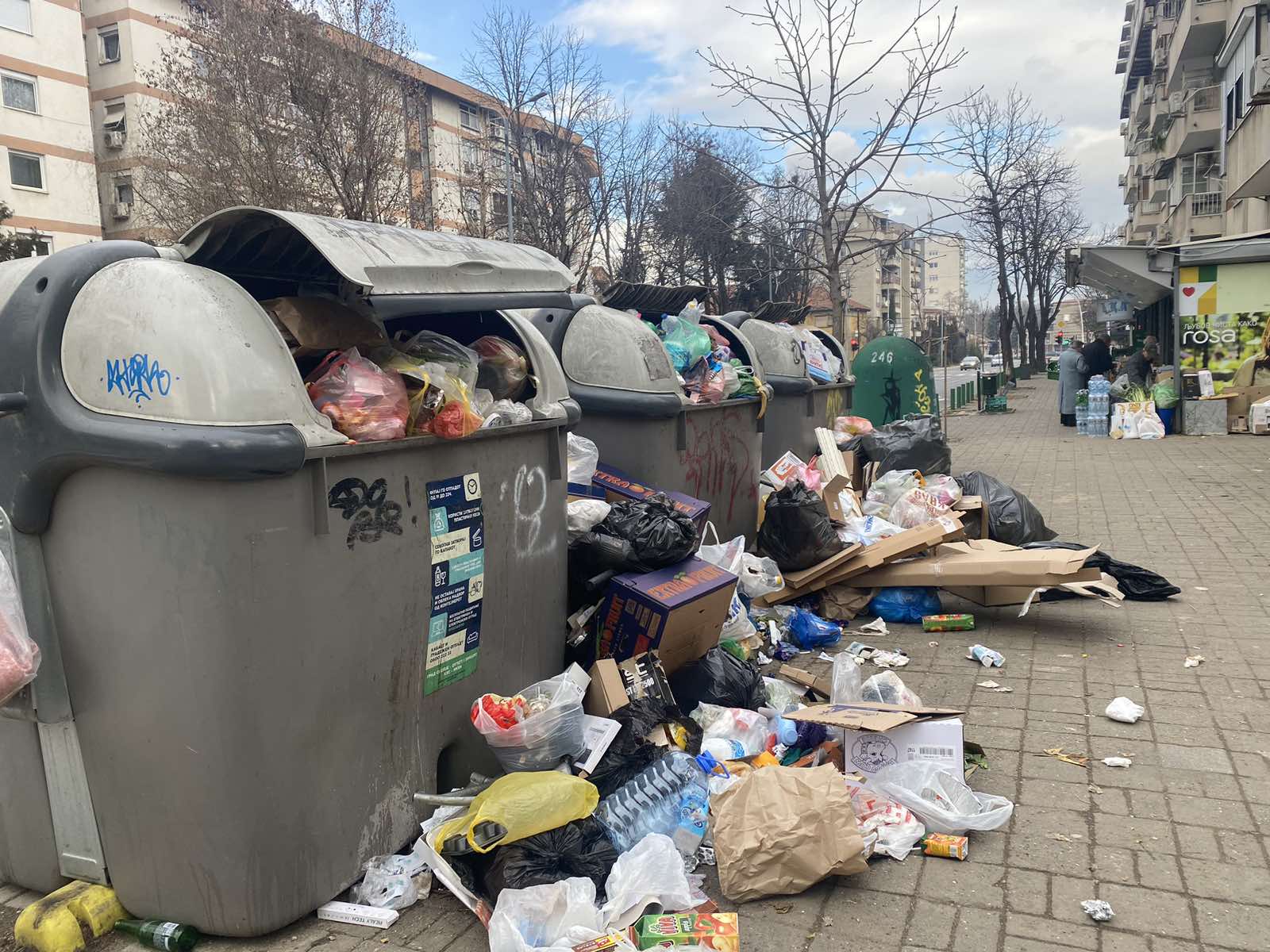 ПРЕПОЛНИ КОНТЕЈНЕРИ НА РУЗВЕЛТОВА ВО ЦЕНТАРОТ НА СКОПЈЕ, ПЕШАЧКАТА ПАТЕКА ЗАТРУПАНА СО ЃУБРЕ