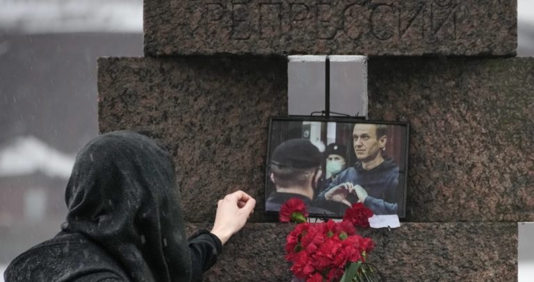 ПОТВРДЕНА СМРТТА НА НАВАЛНИ, ВЛАСТА НЕ Ѝ ГО ДАВА ТЕЛОТО НА МАЈКА МУ, РЕЧЕ НЕГОВИОТ ТИМ