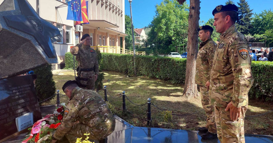 ОДБЕЛЕЖАНИ 23 ГОДИНИ ОД ЗАГИНУВАЊЕТО НА БРАНИТЕЛИТЕ КАЈ ВЕЈЦE, НА ЧЕСТВУВАЊЕТО ВО БИТОЛА И ПОЛИТИЧАРИ КОИ СЕ НА ЛИСТИТЕ ЗА ПРАТЕНИЦИ