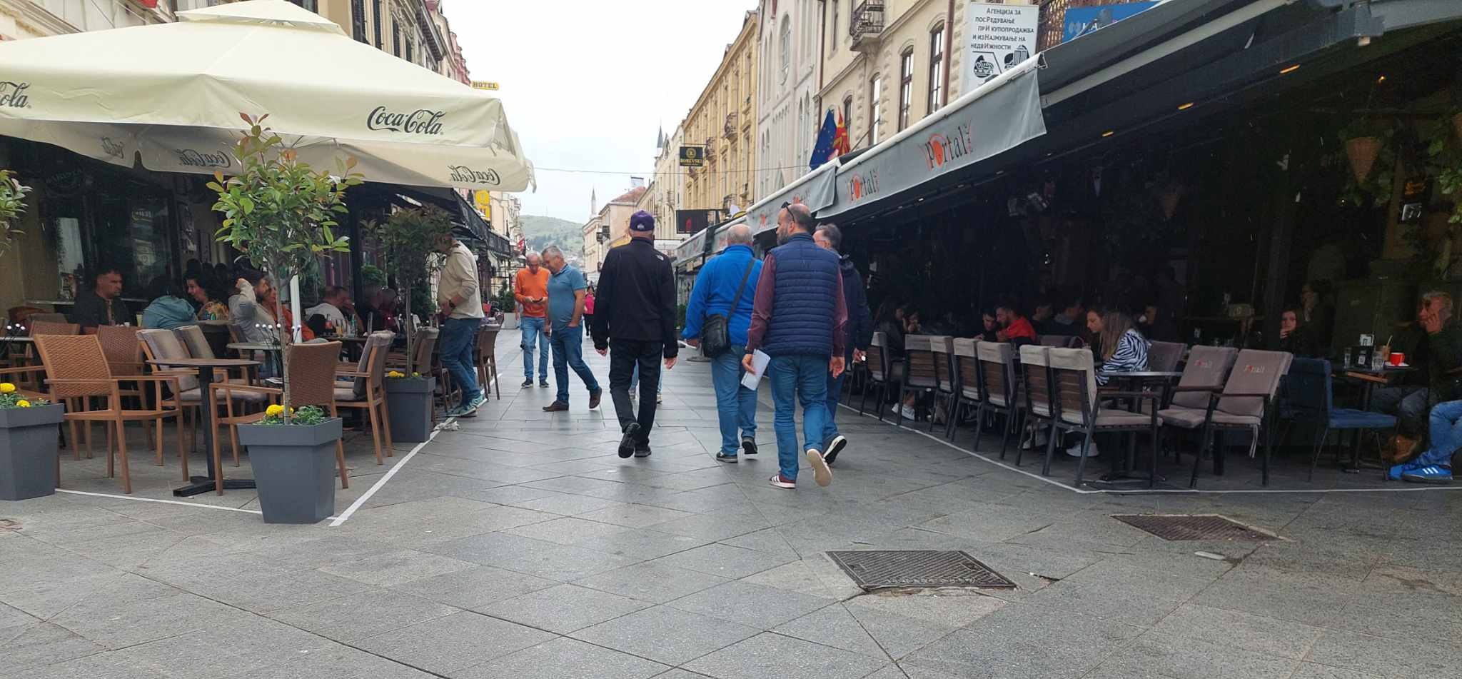 ТРГНАТИ МАСИТЕ И СТОЛИЦИТЕ КОИ ГО ОКУПИРАА ПЕШАЧКИОТ ДЕЛ НА ШИРОК СОКАК, ОПШТИНА БИТОЛА ПОСТАВИ ГРАНИЧНИЦИ ДО КАДЕ СМЕЕ ДА СЕ СТАВА УРБАНА ОПРЕМА