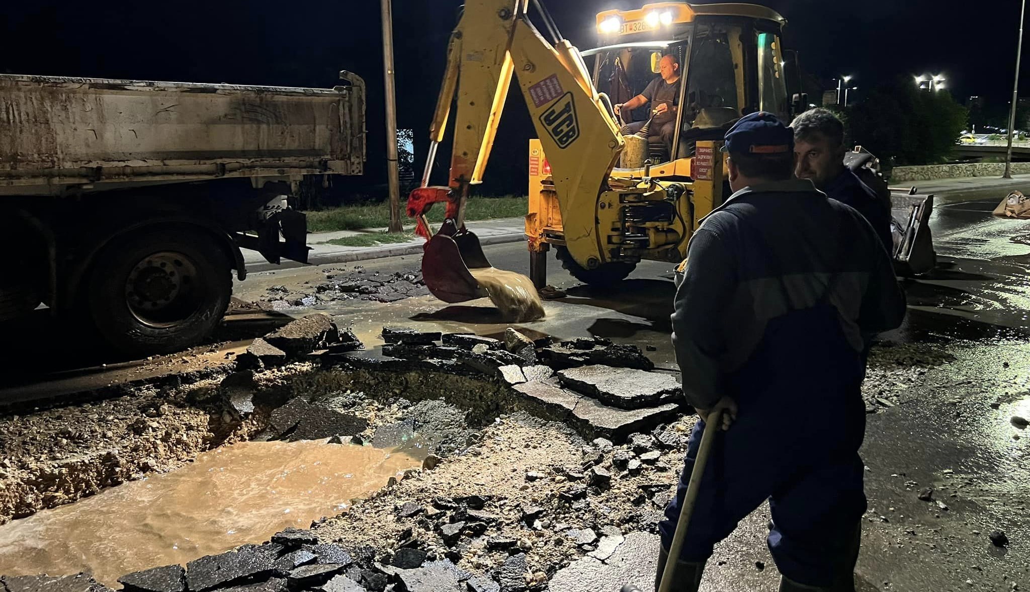 ПУКНАТА АЗБЕСТНА ЦЕВКА НАПРАВИ КРАТЕР НА БУЛЕВАРОТ ВО БИТОЛА, ДЕЛ ОД ГРАДОТ БЕЗ ВОДА