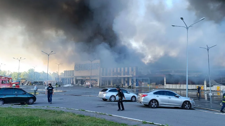 НАЈМАЛКУ ДВАЈЦА ЗАГИНАТИ ВО РУСКИ НАПАД НА СУПЕРМАРКЕТ ВО ХАРКИВ, ЗЕЛЕНСКИ ВЕЛИ ДЕКА ВНАТРЕ ИМАЛО 200 ЛУЃЕ