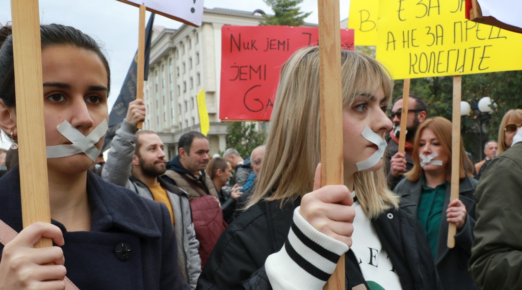 ИАКО СО ПОСЛАБА ОЦЕНКА ОД ЛАНИ, МАКЕДОНИЈА СЕ КАЧИ ЗА ДВЕ МЕСТА ВО ИНДЕКСОТ ЗА СЛОБОДА НА МЕДИУМИТЕ НА РЕПОРТЕРИ БЕЗ ГРАНИЦИ ЗАШТО СЕ ПОЛОШИ РЕЗУЛТАТИТЕ НА ЗЕМЈИТЕ ВО РЕГИОНОТ