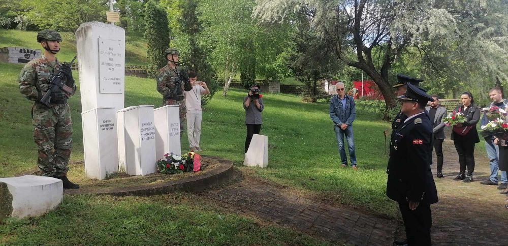 ШТИПЈАНИ ИМ ОДДАДОА ПОЧИТ НА БРАНИТЕЛИТЕ ДИМИТАР ДВОЈАКОВСКИ И ВЛАТКО ПЕТРОВ КОИ ВО 2001 БЕА УБИЕНИ ОД ЗАСЕДА КАЈ ВАКСИНЦЕ