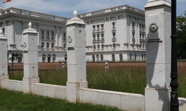 ВЛАДАТА ОБРАСНА СО ТРЕВА ОД НАД ЕДЕН МЕТАР ОТИ „ПАРКОВИ И ЗЕЛЕНИЛО“ НЕ ЈА КОСИ