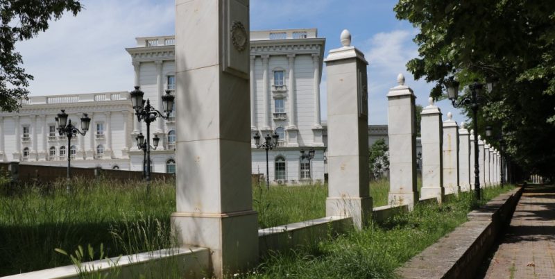 ЏАФЕРИ ЈА ПОВИКА ДАНЕЛА ДА ЈА ИСКОСИ ТРЕВАТА ВО ВЛАДАТА, ТАА МУ РЕЧЕ САМ ДА СИ ГО СРЕДИ ДВОРОТ ОТИ НЕ Е НЕЈЗИНА НАДЛЕЖНОСТ