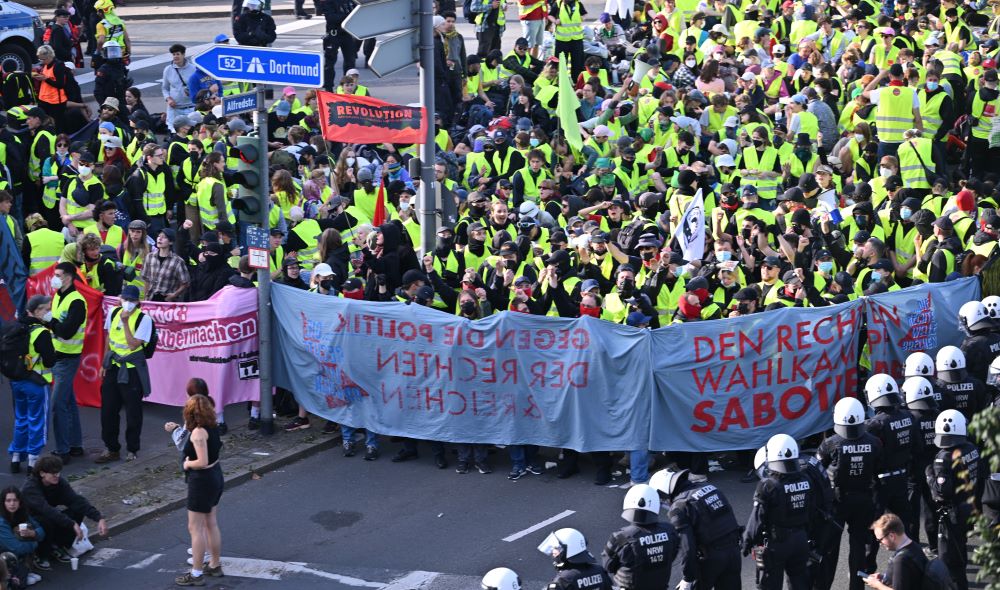 МАСОВНИ ПРОТЕСТИ ВО ЕСЕН ПРОТИВ КОНГРЕСОТ НА ЕКСТРЕМНО ДЕСНАТА АФД