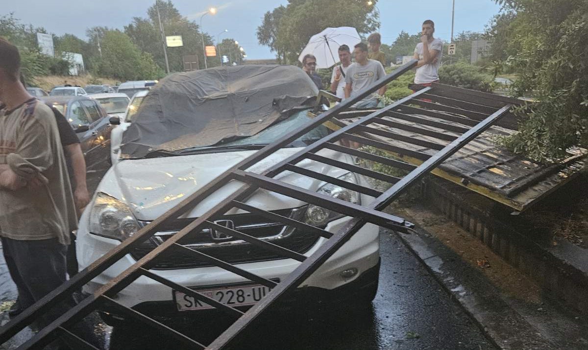 ДЕЛ ОД ОГРАДАТА НА ЖЕЛЕЗНИЧКИОТ МОСТ ВО СКОПСКА АВТОКОМАНДА ПАДНА ВРЗ ДВЕ ВОЗИЛА ВО ДВИЖЕЊЕ