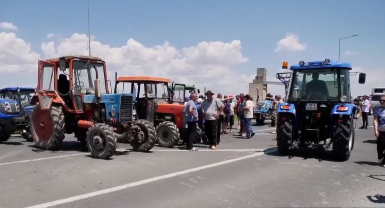 АКУМУЛАЦИЈАТА КАЛИМАНЦИ Е ПОЛНА, A КАНАЛИТЕ ЗА ВОДОСНАБДУВАЊЕ СЕ ПРАЗНИ И ПОРАДИ СУШАТА ЌЕ НЕМА РОД, ПРОТЕСТИРАА ЗЕМЈОДЕЛЦИТЕ ОД ОВЧЕ ПОЛЕ