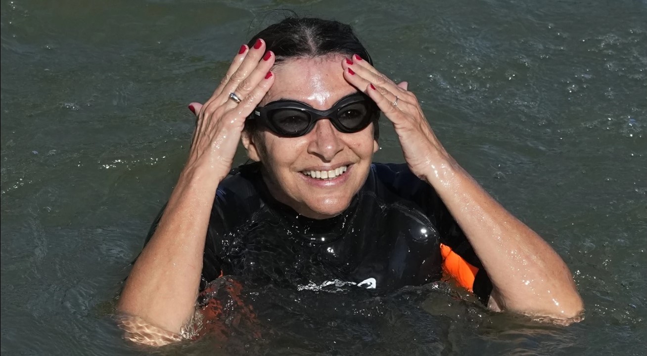 ГРАДОНАЧАЛНИЧКАТА НА ПАРИЗ АН ИДАЛГО ПЛИВАШЕ ВО СЕНА ЗА ДА ДОКАЖЕ ДЕКА ВОДАТА Е ЧИСТА ЗА ОЛИМПИЈАДАТА