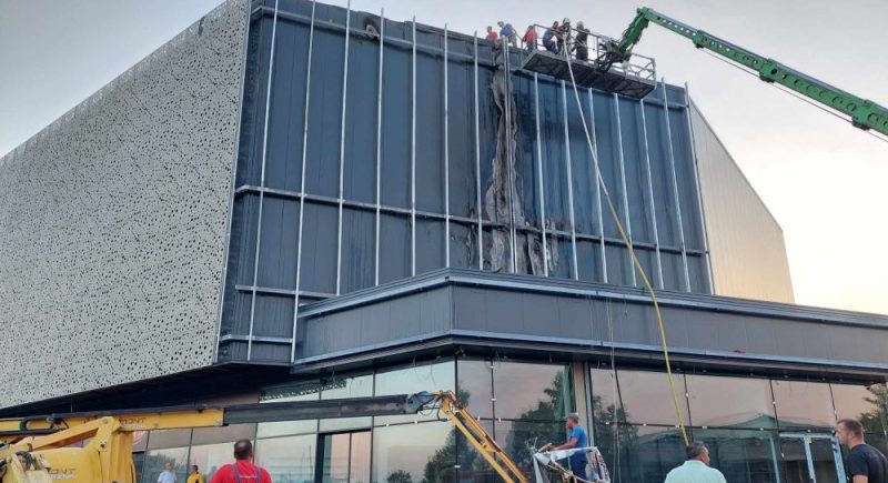 ИСКРА ОД АПАРАТ ЗА ЗАВАРУВАЊЕ ГО ПРЕДИЗВИКАЛА ПОЖАРОТ ПРИ МОНТАЖА НА ДЕКОРАТИВНАТА ФАСАДА ВО НОВИОТ ТРГОВСКИ ЦЕНТАР ВО БИТОЛА