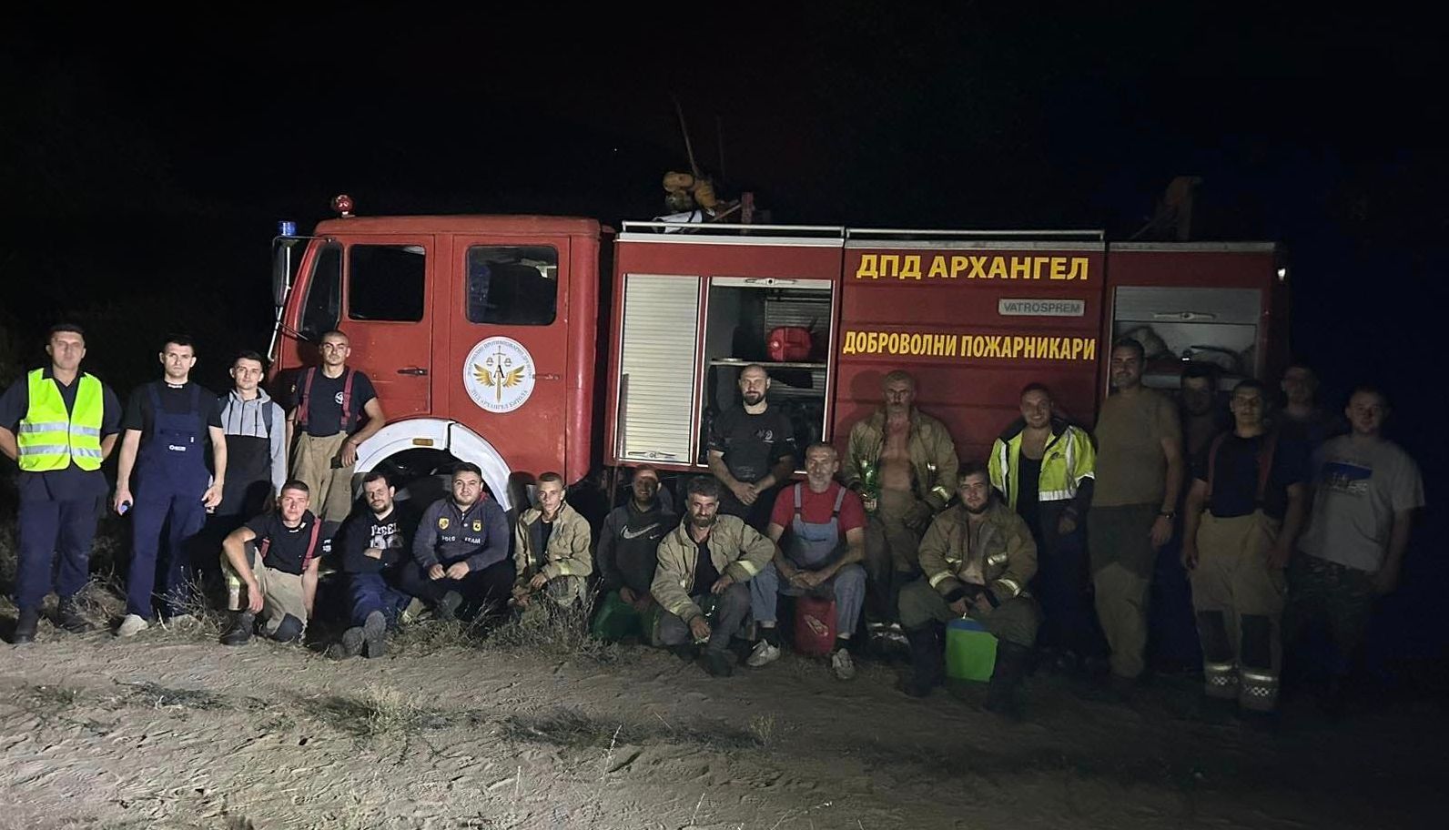 САМО ШТО ЌЕ ИЗГАСНЕМЕ, ПАК СЕ ПАЛИ, ВЕЛАТ ДОБРОВОЛЦИТЕ ОД „АРХАНГЕЛ“ КОИ ГО ГАСНАТ ПОЖАРОТ КАЈ ПАРАЛОВСКИОТ МАНАСТИР ВО НОВАЦИ