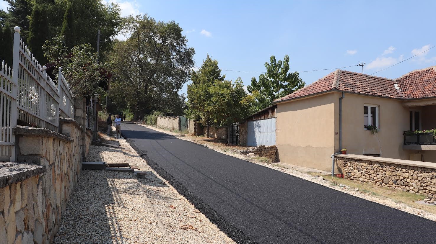 СЕ АСФАЛТИРА ПАТОТ ЗА ПЕЛИСТЕР КАЈ СЕЛО МАГАРЕВО КОЈ СО МЕСЕЦИ БЕШЕ РАСКОПАН